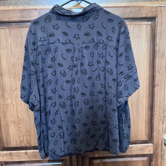 Torrid Emoji Icon Print Button Down Shirt Black Short Sleeve Blouse Size 1 NWOT - Picture 2 of 7